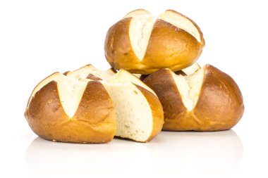 Bavyera ekmek buns tamamlayan bir loave pişmiş beyaz arka plan üzerinde taze izole bir kesim yığın