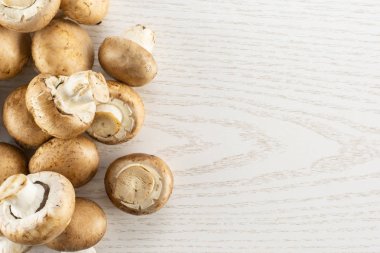 Gri odun adam üzerinde taze çiğ kahverengi petrol üstten görünüm