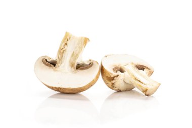 İki champignon yarısı beyaz arka plan taze çiğ mantar çapraz _Böl üzerinde izole kahverengi