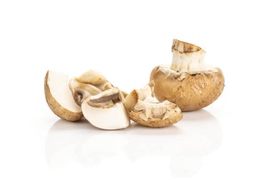 Kahverengi petrol bir bütün ve beyaz arka plan üzerinde taze çiğ mantar izole üç dilim dilimlenmiş