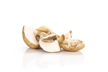 Beyaz arka plan üzerinde taze çiğ mushroo izole üç kahverengi champignon dilim