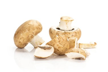 İki kahverengi petrol ve beyaz arka plan üzerinde taze çiğ mushroo izole dilimlenmiş parçaları
