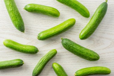 Taze mini salatalık flatlay gri odun adam üzerinde