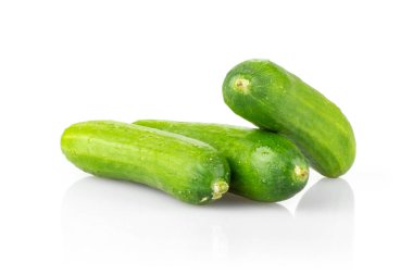 Beyaz adam izole üç mini salatalık