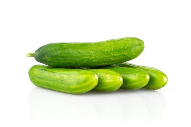 Beş taze yeşil mini salatalık üzerinde beyaz adam izole