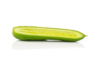 Yarısı beyaz adam izole bir taze mini salatalık bölümü