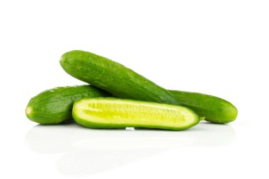 Üç taze yeşil mini salatalık ve bir yarısı beyaz adam izole bölüm