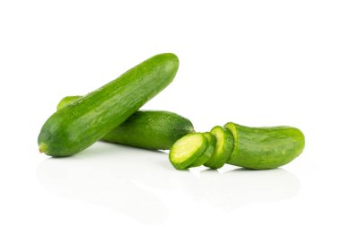 İki taze yeşil mini salatalık ve üzerinde beyaz adam izole üç dilim dilimlenmiş yarım