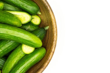 Beyaz adam izole bir ahşap kase flatlay taze mini salatalık