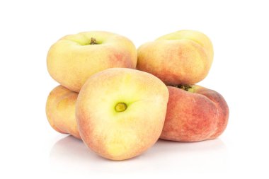 Taze olgun Satürn üzerinde beyaz adam izole yığın şeftali