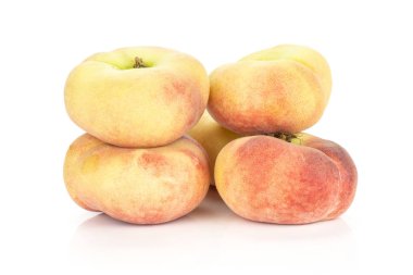 Beyaz arka plan üzerinde olgunlaşmış meyve izole yığın taze Satürn şeftali