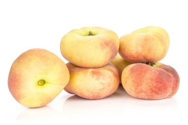 Beyaz arka plan üzerinde olgunlaşmış meyve izole yığın taze Satürn şeftali
