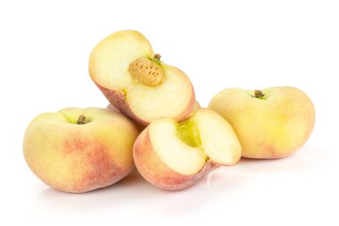 Taze olgun Satürn şeftali ve iki beyaz adam izole yarım dilimlenmiş