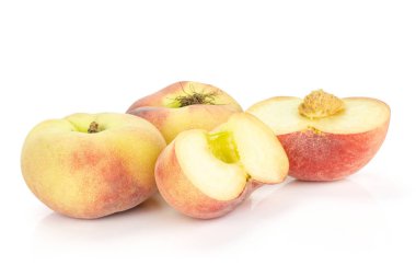 İki taze olgun Satürn şeftali ve üzerinde beyaz adam izole iki dilimli yarım