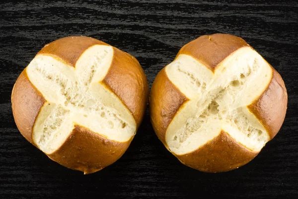 Beierse Brood Broodjes Bovenaanzicht Zwarte Houten Achtergrond Twee Vers Gebakken — Stockfoto