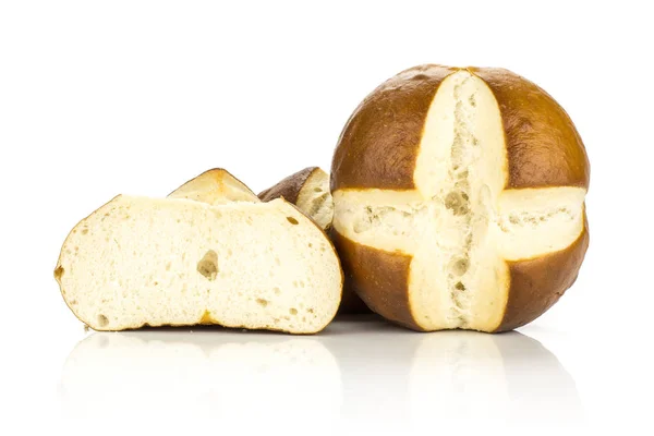 Баварский Хлеб Булочки Одним Сектоном Наполовину Изолированы Белом Фоне Свежие — стоковое фото