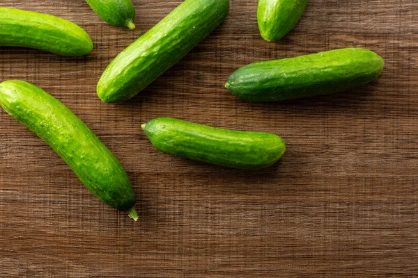 Zeven Verse Mini Komkommers Flatlay Bruin Hout Pagina — Stockfoto