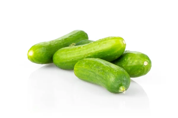 Vier Verse Groene Mini Komkommers Geïsoleerd Een Witte Pagina — Stockfoto