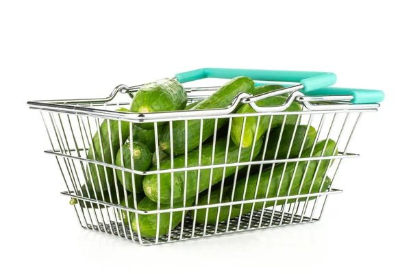 Beyaz Adam Izole Bir Alışveriş Sepeti Taze Yeşil Mini Salatalık — Stok fotoğraf