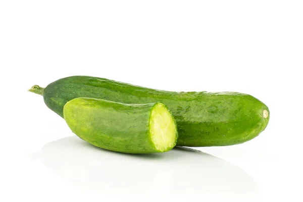 Een Verse Groene Mini Komkommer Met Een Half Geïsoleerd Een — Stockfoto