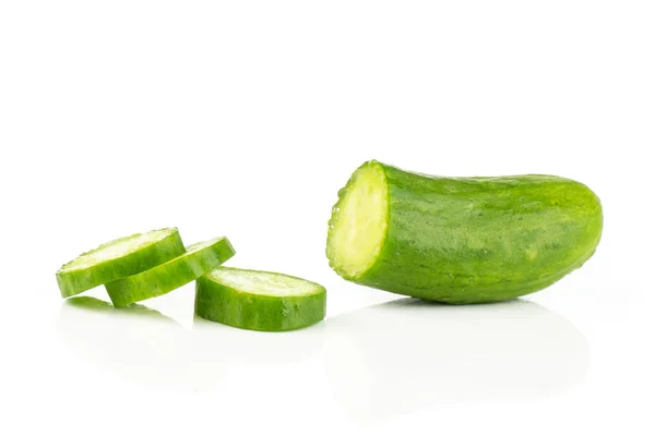 Une Mini Moitié Concombre Vert Frais Avec Trois Tranches Isolées — Photo