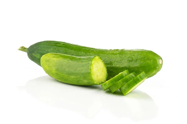 Een Verse Groene Mini Komkommer Met Een Half Drie Segmenten — Stockfoto