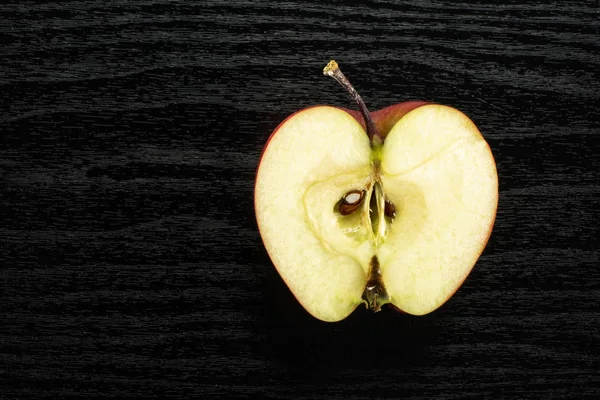 Червоне Смачне Яблуко Одна Секція Напівплоска Фоні Чорного Дерева — стокове фото