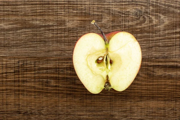 Rojo Manzana Deliciosa Una Sección Medio Flatlay Sobre Fondo Madera — Foto de Stock