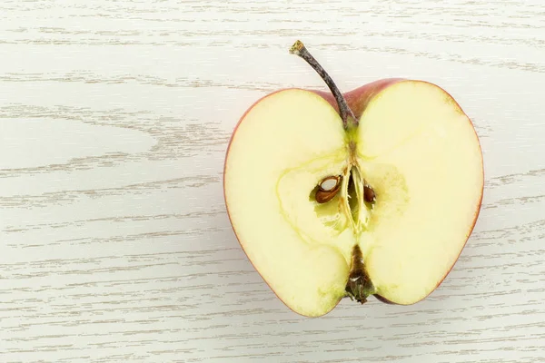 Kırmızı lezzetli elma bir bölüm üzerinde gri odun adam yarım flatlay
