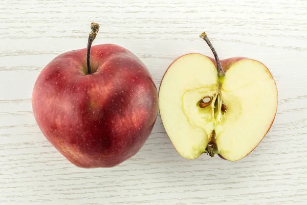 Rojo Delicioso Una Manzana Sección Media Flatlay Sobre Fondo Madera — Foto de Stock