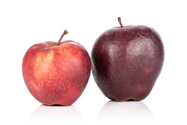 Beyaz arka plan ışığı ve derin yeniden izole çift taze elma kırmızı lezzetli