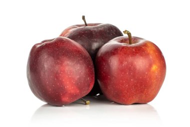 Beyaz arka planda yeniden derin izole üç kırmızı lezzetli elma