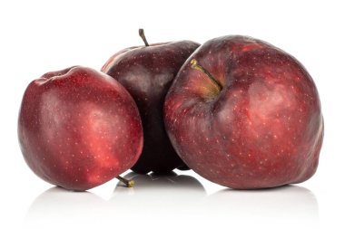 Beyaz adam izole üç kırmızı lezzetli elma koyu kırmızı