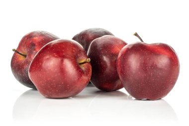 Beş kırmızı lezzetli elma üzerinde beyaz adam izole