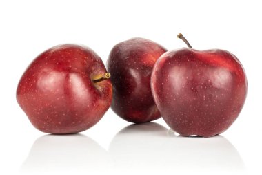 Grup üç kırmızı lezzetli elma üzerinde beyaz adam izole