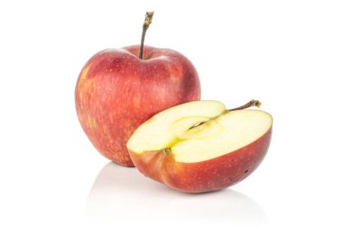 Bir kırmızı lezzetli elma ve _Böl çapraz yarısı izole üzerinde beyaz bir arka plan