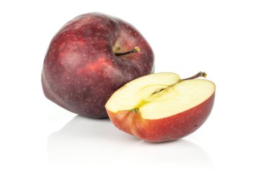 Bir kırmızı lezzetli elma ve yarısı beyaz adam izole bir bölümü
