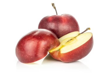 İki devrede de üzerinde beyaz adam izole kırmızı lezzetli elma ve dilimlenmiş