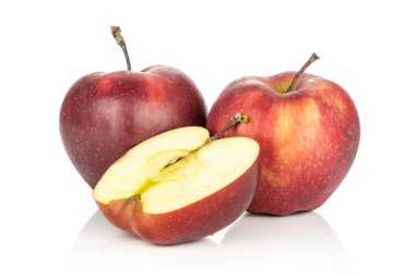 İki kırmızı lezzetli elma yarısı beyaz adam izole bir bölümle