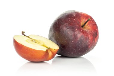 Kırmızı lezzetli bir elma ve bir beyaz adam izole yarım