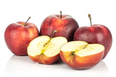 İle tamamlayan bir beyaz adam izole kırmızı lezzetli üç elma