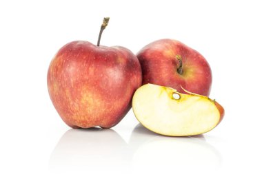 Kırmızı lezzetli iki elma ve bir dilim beyaz adam izole