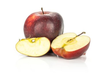 Kırmızı lezzetli bir elma yarım bir dilim beyaz adam izole