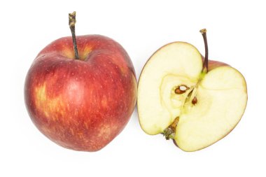 Kırmızı lezzetli bir elma ve yarım flatlay beyaz adam izole bölümünde