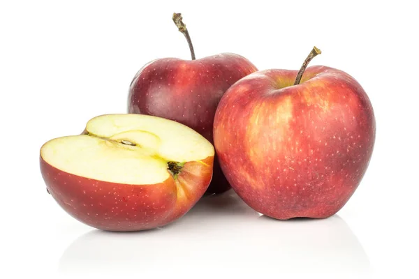 Dos Manzanas Rojas Deliciosas Con Medio Aislado Sobre Fondo Blanco — Foto de Stock