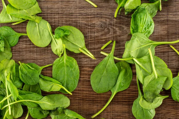Fresh Baby Spinach Leaves Top View Brown Wood Backgroun — Stock Photo, Image