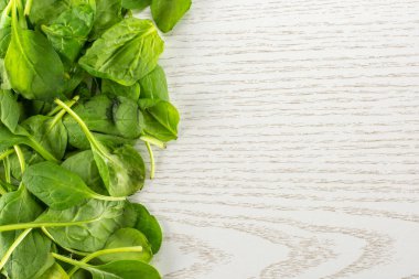 Gri ahşap arka plan sol corne en iyi görünümü taze bebek ıspanak yaprakları