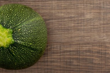 Bir yuvarlak kabak flatlay kahverengi ahşap zemin taze yaz squas üzerinde