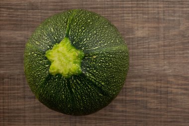 Bir yuvarlak kabak flatlay kahverengi ahşap taze yaz squas üzerinde