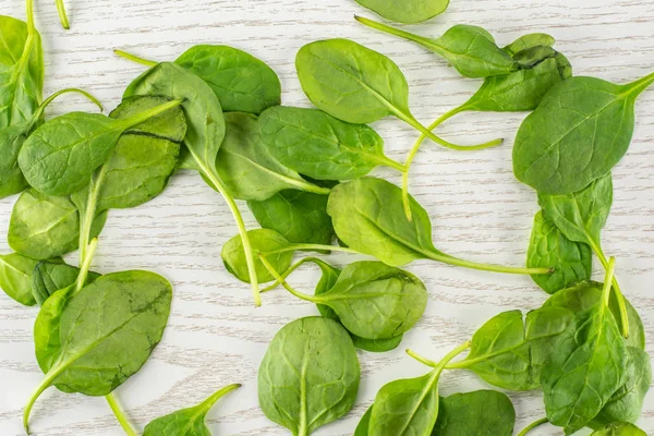 En iyi görünümü gri odun adam'taze bebek ıspanak yaprakları